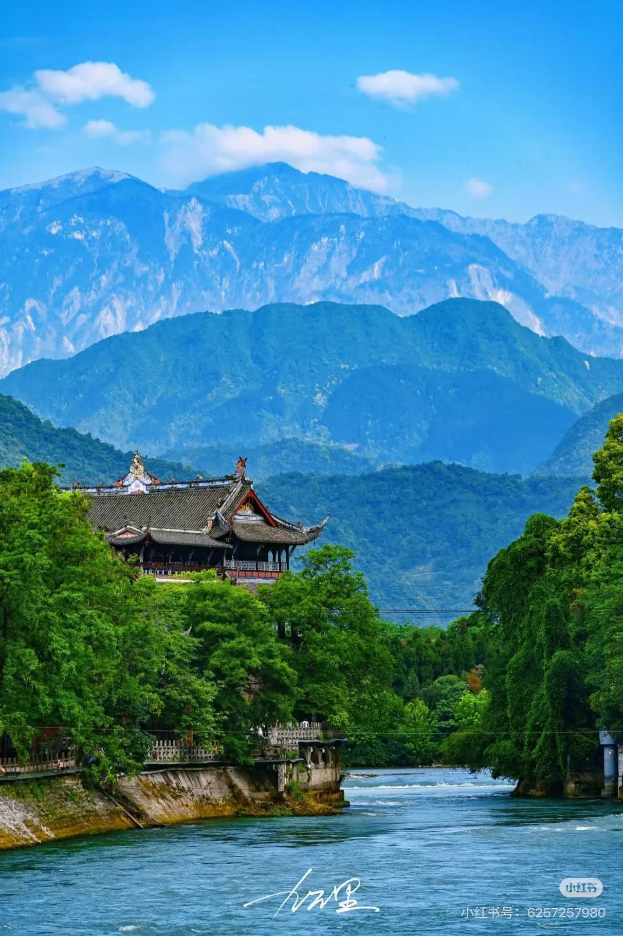 Chengdu in Summer: Three Kingdoms, Wuhou Shrine, and Hotpot After Dark